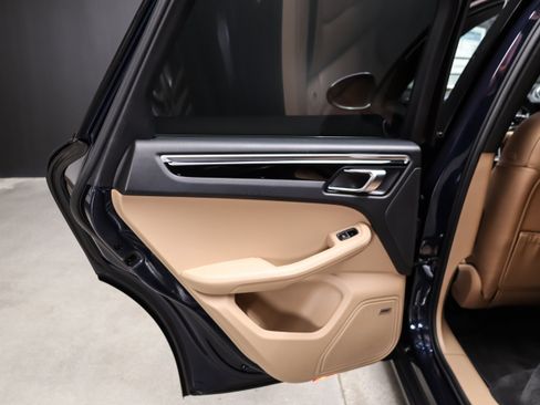 Certified 2020 Porsche Macan AWD/4WD image 32