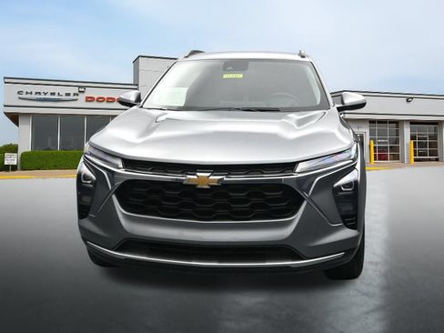 Used 2025 Chevrolet Trax LT w/ LT Convenience Package FWD image 8