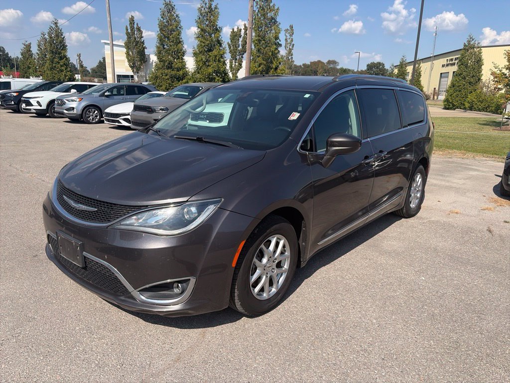 Used 2018 Chrysler Pacifica Touring-L FWD image 2