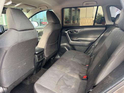 Used 2022 Toyota RAV4 LE image 11