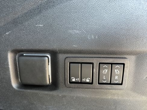 Used 2023 Chevrolet Tahoe Premier AWD/4WD image 37