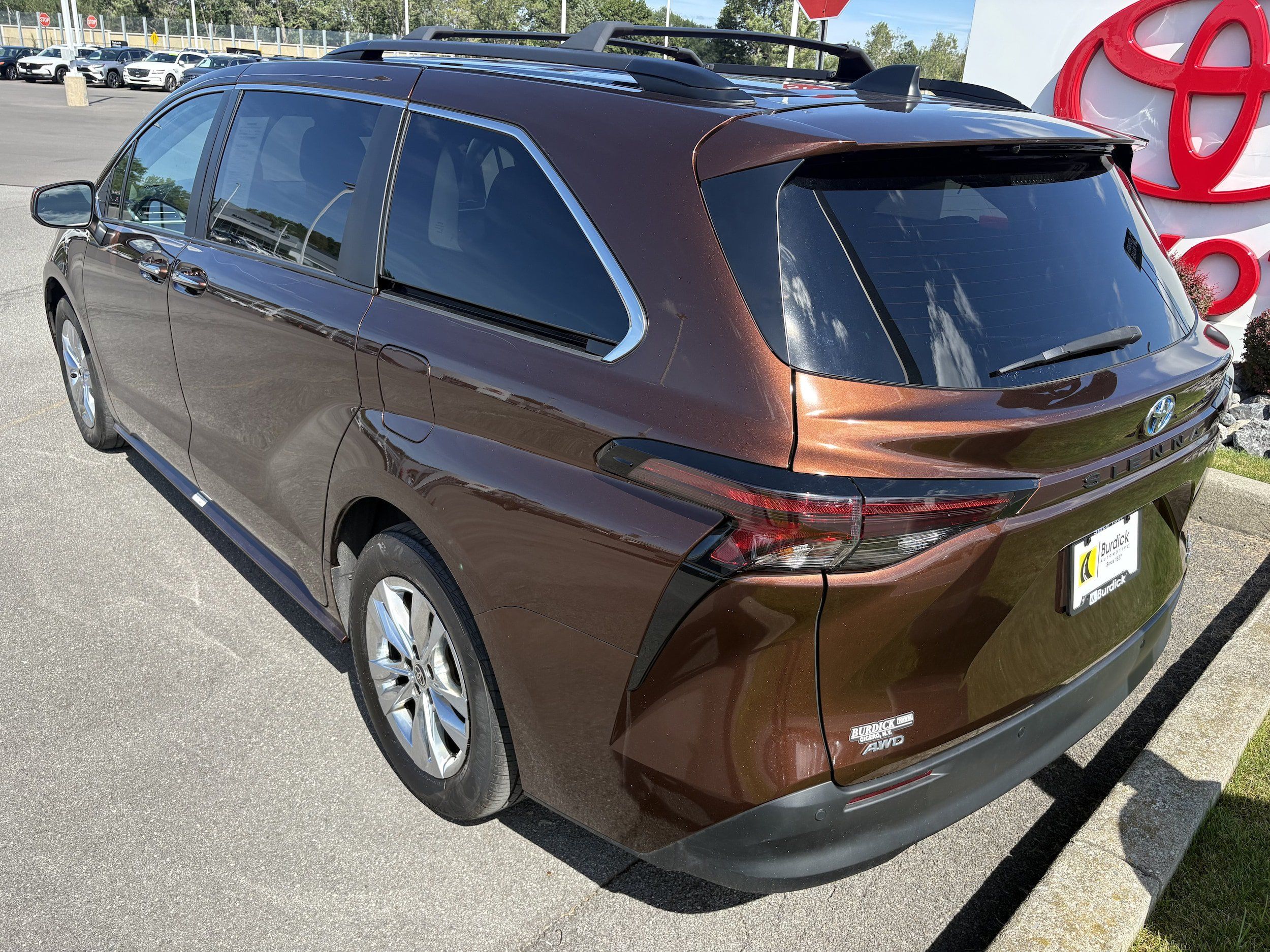 Used 2024 Toyota Sienna XLE w/ XLE Plus Package AWD/4WD image 5