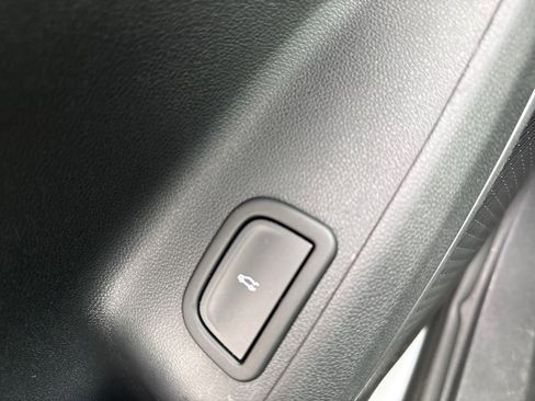 Used 2025 Chevrolet Traverse LT image 25