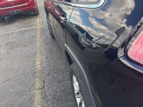 Used 2019 Jeep Cherokee Latitude Plus image 2