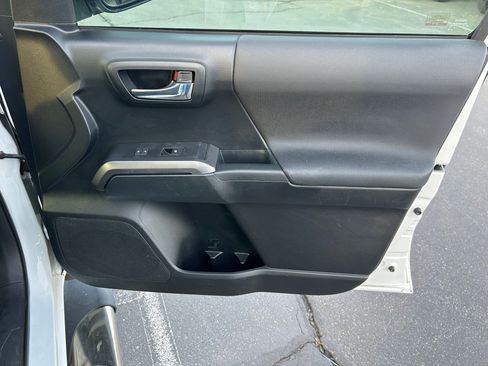 Used 2016 Toyota Tacoma TRD Sport image 27