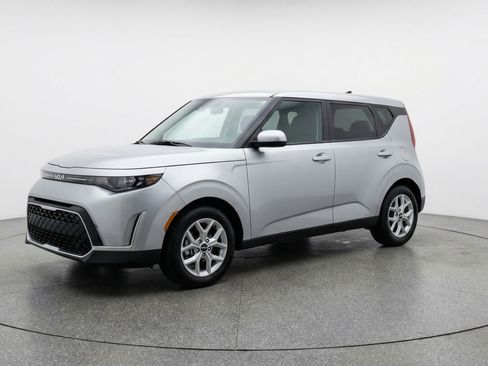 Used 2025 Kia Soul LX w/ LX Technology Package FWD image 3