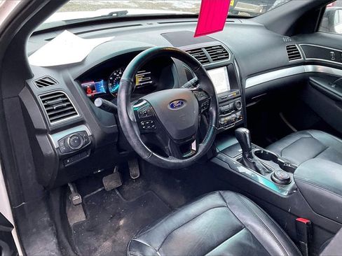 Used 2017 Ford Explorer XLT w/ Equipment Group 202A image 7