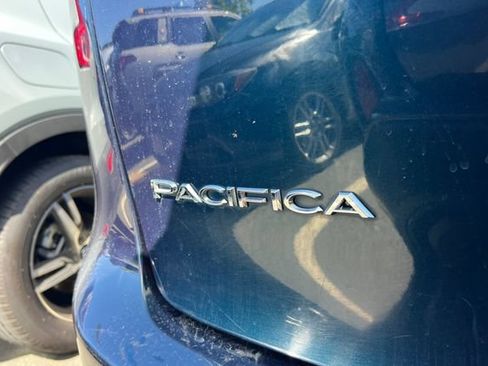 Used 2023 Chrysler Pacifica Touring-L FWD image 6