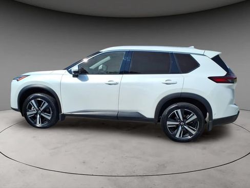 Certified 2025 Nissan Rogue SL w/ Tech Package FWD image 12