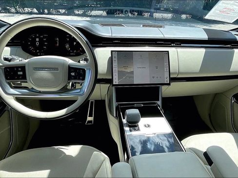 Used 2025 Land Rover Range Rover Long Wheelbase SE image 3