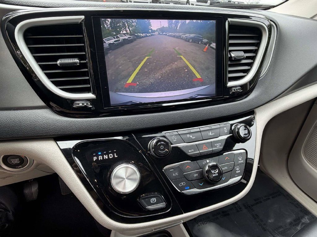 Used 2024 Chrysler Pacifica Touring-L FWD image 18
