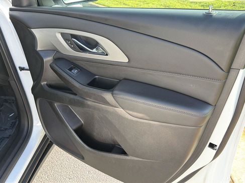 Used 2022 Chevrolet Traverse LT FWD image 15