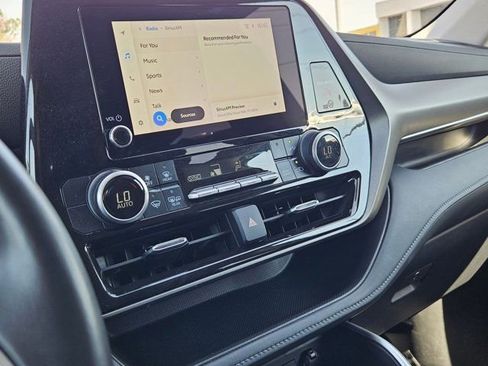 Used 2024 Toyota Highlander LE image 17