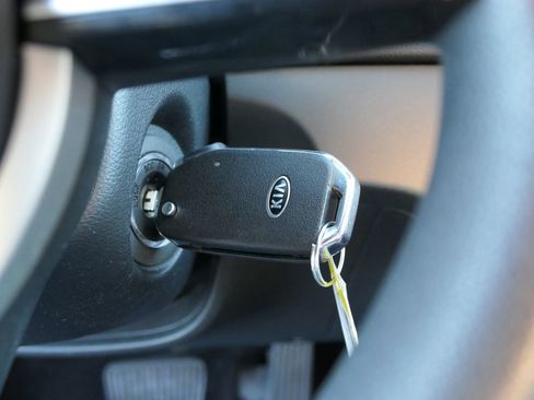 Used 2022 Kia Sportage LX image 16