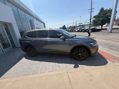 Used 2024 Volkswagen Tiguan SE w/ Panoramic Sunroof Package FWD image 8