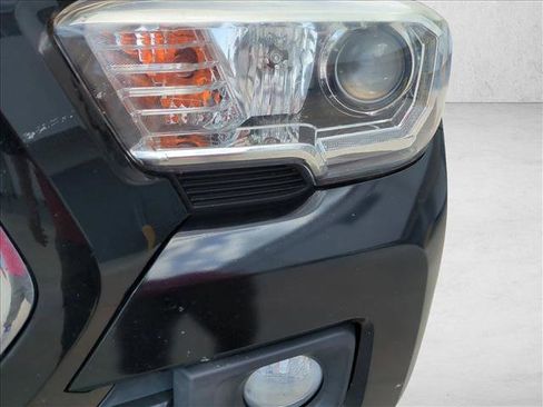 Used 2019 Toyota Tacoma TRD Sport AWD/4WD image 9