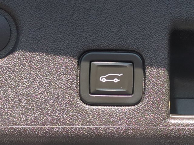 Used 2020 Chevrolet Equinox LT w/ Sport Edition FWD image 31