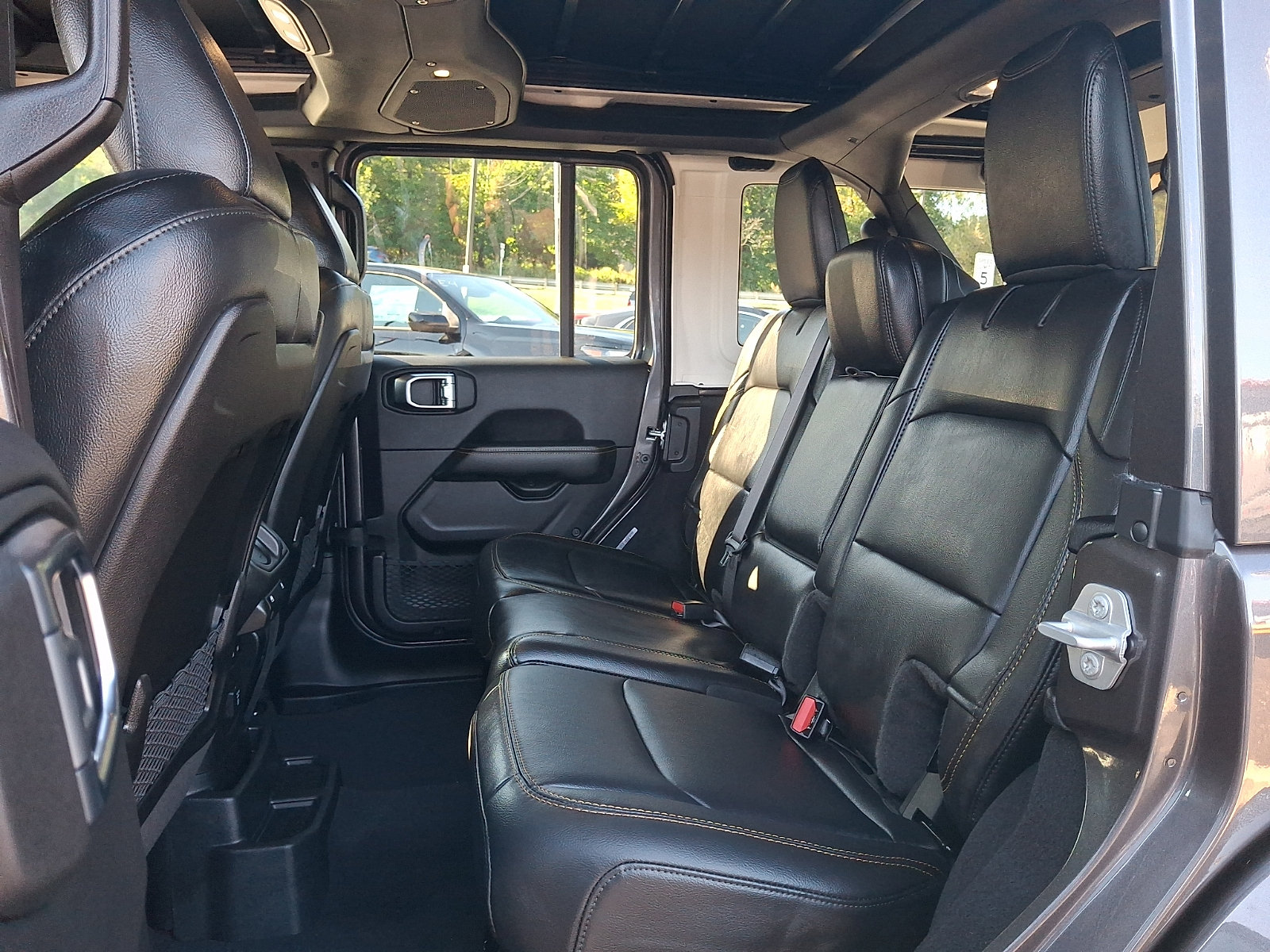 Used 2025 Jeep Wrangler Unlimited Sahara AWD/4WD image 10