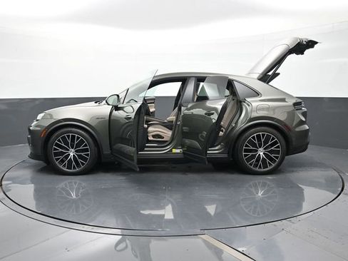 Certified 2025 Porsche Macan Electric RWD image 11