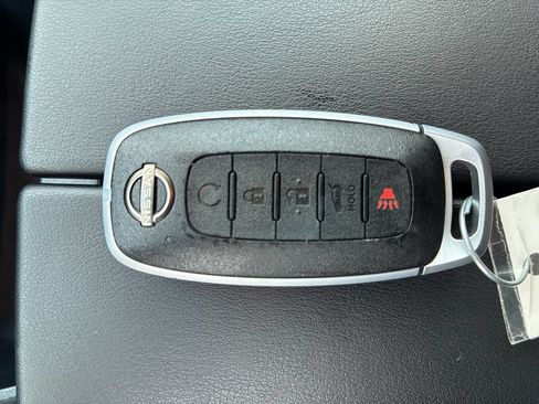 Used 2025 Nissan Rogue SL AWD/4WD image 33