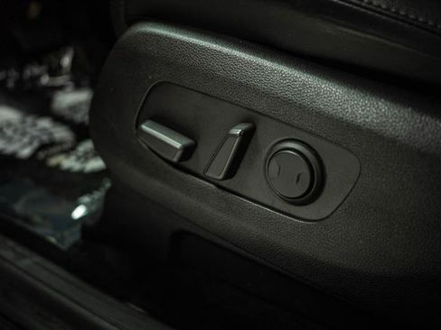 Used 2022 Kia Carnival LX FWD image 16