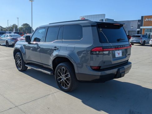 Used 2024 Lexus GX 550 w/ Cold Area Package AWD/4WD image 3