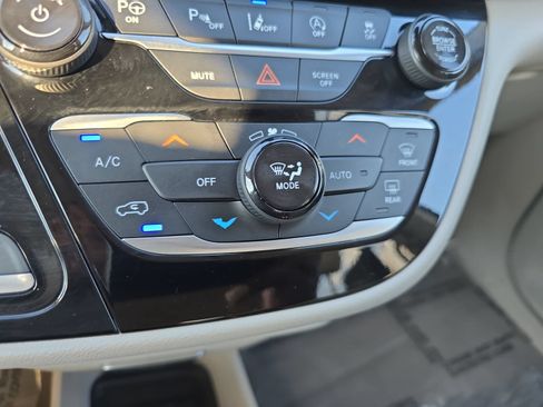 Used 2019 Chrysler Pacifica Touring-L w/ Advanced Safetytec Group FWD image 25