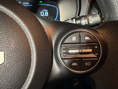 Used 2025 Kia Soul LX w/ LX Technology Package FWD image 17