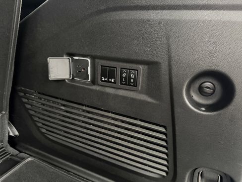 Used 2023 GMC Yukon SLT w/ SLT Premium Package image 13