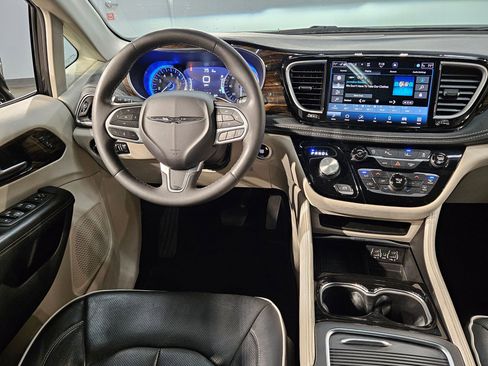 Used 2023 Chrysler Pacifica Limited FWD image 9