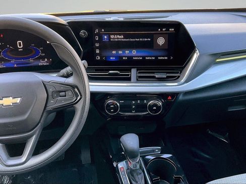 Used 2025 Chevrolet Trax LT FWD image 7