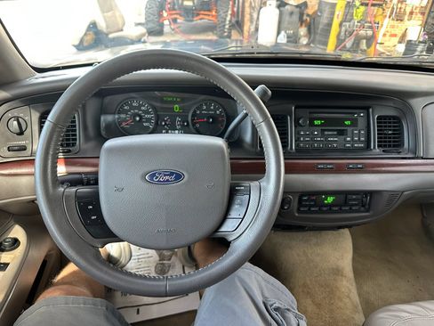 Used 2011 Ford Crown Victoria LX w/ Comfort Appearance Pkg RWD image 4