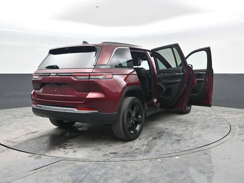 Used 2022 Jeep Grand Cherokee Altitude AWD/4WD image 55
