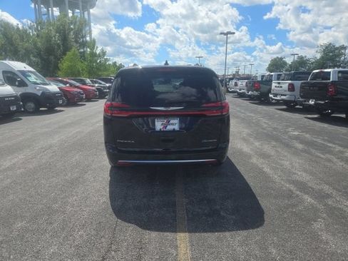 Used 2025 Chrysler Pacifica Pinnacle FWD image 10
