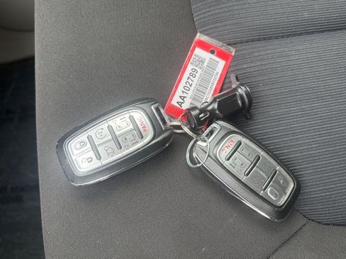 Used 2022 Chrysler Voyager LX FWD image 17