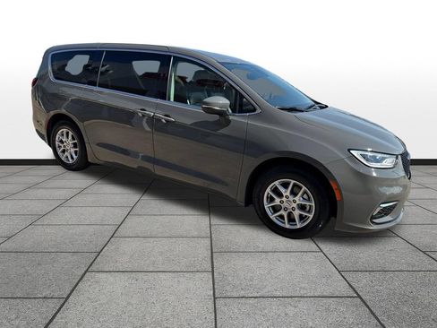 Used 2023 Chrysler Pacifica Touring-L FWD image 7