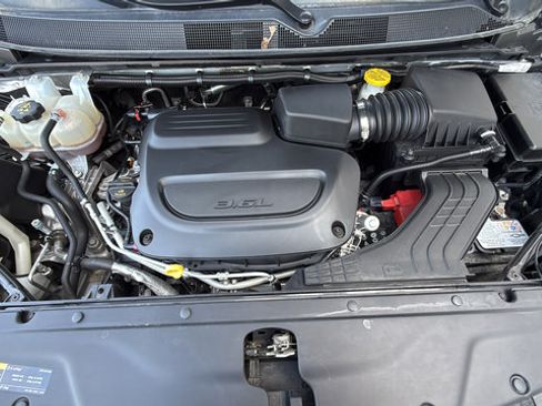 Used 2024 Chrysler Pacifica Touring-L FWD image 31
