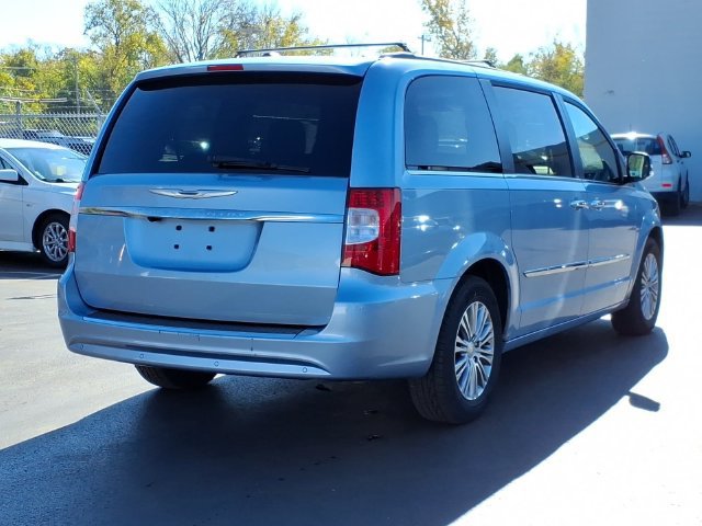 Used 2013 Chrysler Town & Country Touring-L w/ Driver Convenience Group FWD image 4