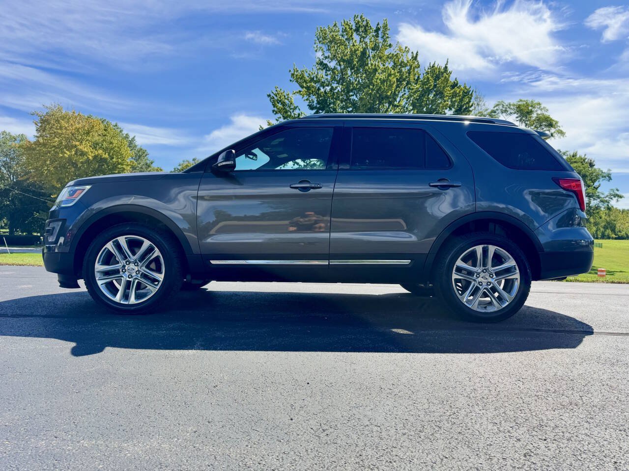 Used 2017 Ford Explorer XLT w/ Equipment Group 202A AWD/4WD image 1