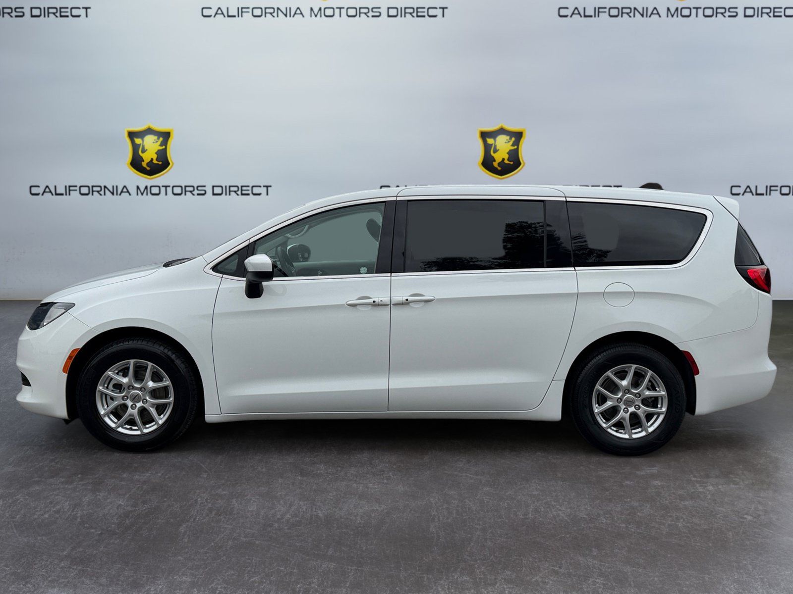 Used 2023 Chrysler Voyager LX FWD image 5