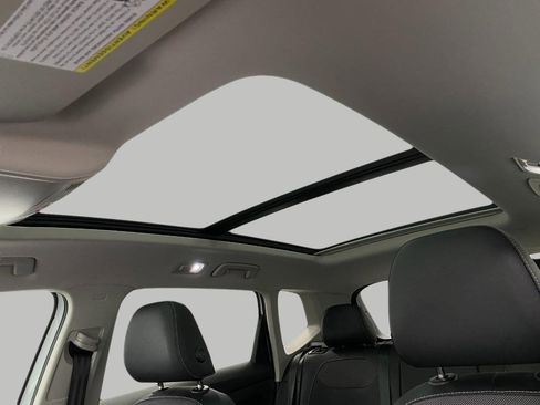 Certified 2025 Volkswagen Taos SE image 27