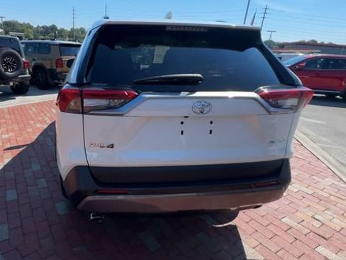 Used 2020 Toyota RAV4 Limited FWD image 9