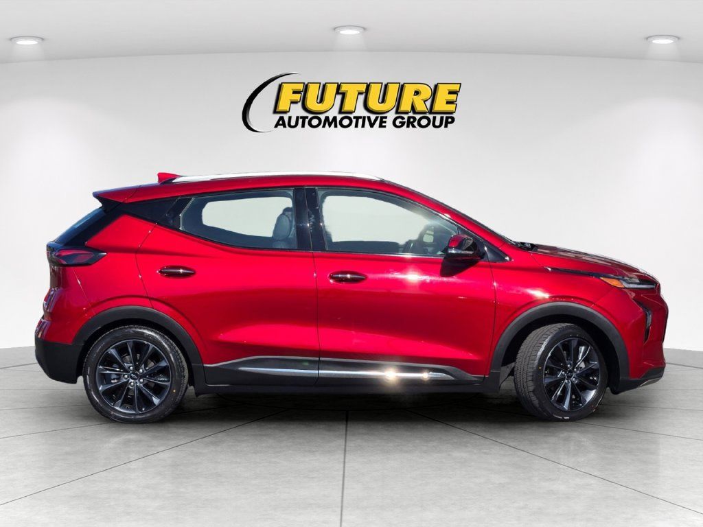 Used 2022 Chevrolet Bolt EUV Premier w/ Launch Edition FWD image 3