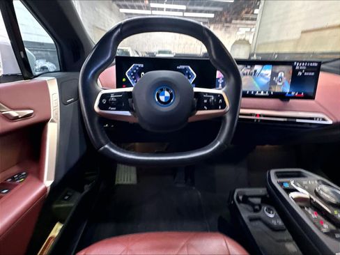 Used 2024 BMW iX xDrive50 w/ Premium Package AWD/4WD image 7