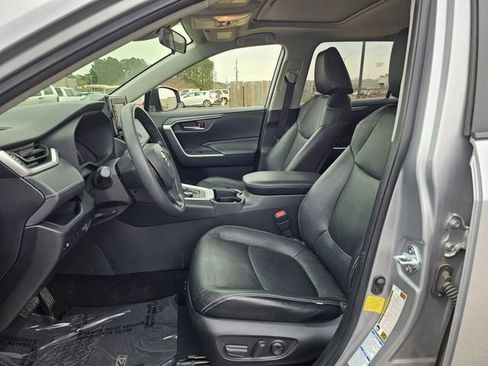 Used 2019 Toyota RAV4 XLE image 11