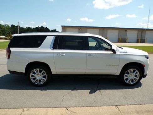 Used 2023 Chevrolet Suburban High Country w/ Advanced Technology Package AWD/4WD image 4