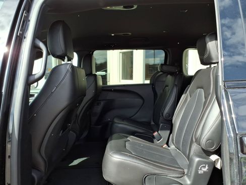 Used 2023 Chrysler Pacifica Touring-L w/ S Appearance Package AWD/4WD image 9