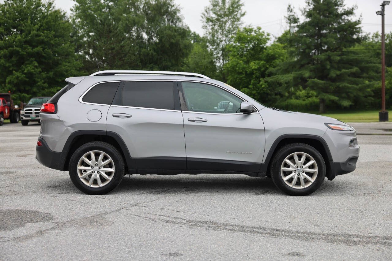 Used 2017 Jeep Cherokee Limited AWD/4WD image 6