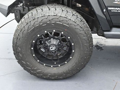 Used 2017 Jeep Wrangler Unlimited Sahara w/ Connectivity Group AWD/4WD image 33