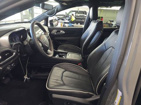 Used 2025 Chrysler Pacifica Limited AWD/4WD image 5